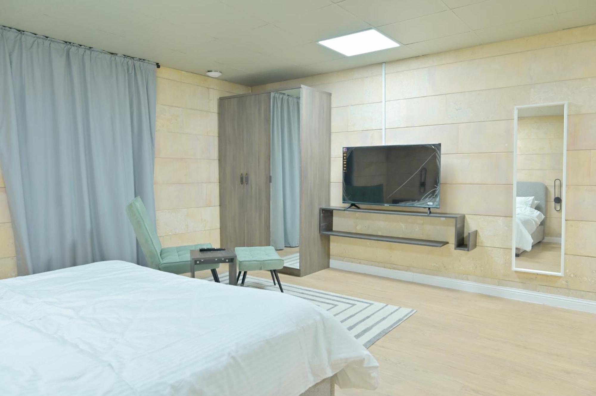 Modern & New Furnished - 10 Mins Drive To *